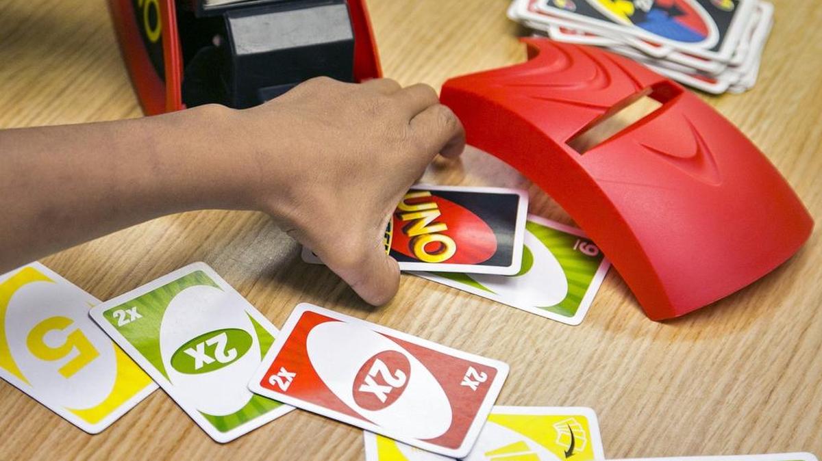 A student playing Uno.