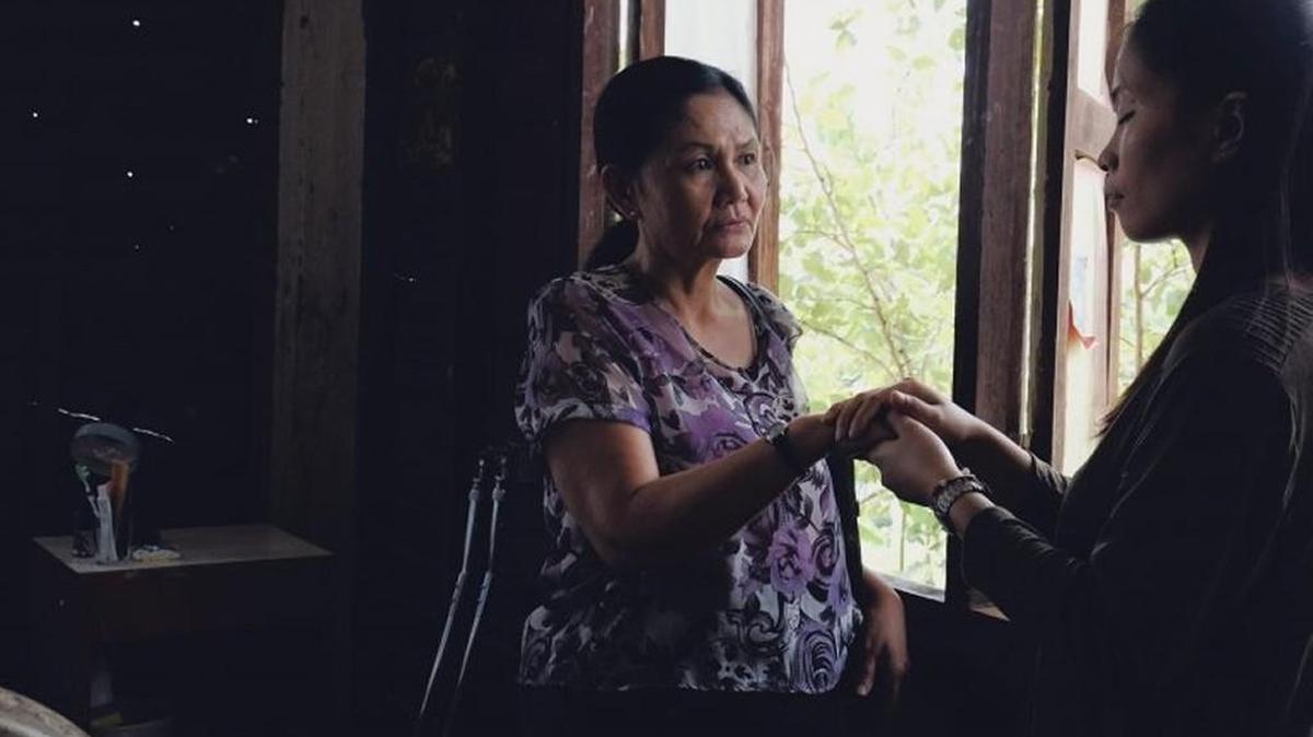 Jen befriends young medium Keng who uses her psychic powers to help loved ones communicate with comatose soldiers in Thai film, “Cemetery of Splendor.”