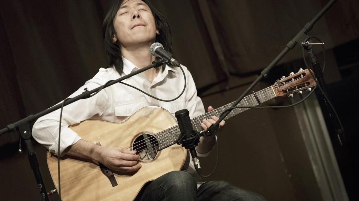 Singer-songwriter-guitarist Hiroya Tsukamoto brings his eclectic and peaceful music — influenced by both American and Japanese folk music — to Olympia on Tuesday.