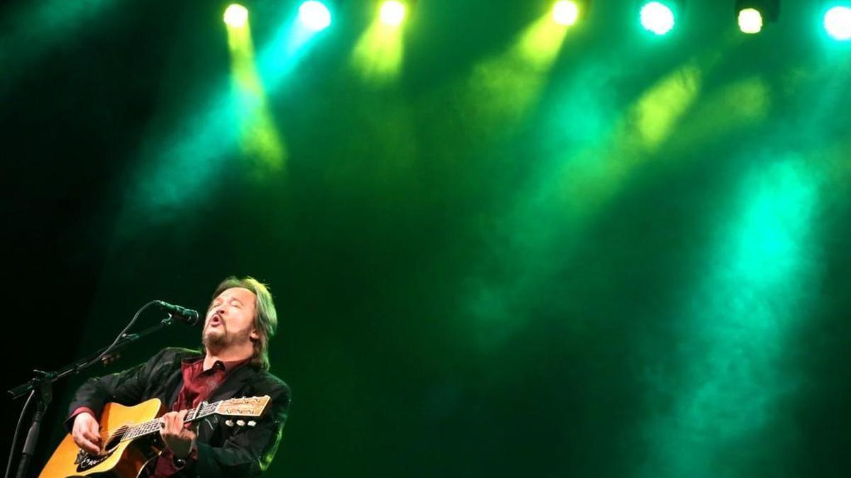 Country music star Travis Tritt performs an acoustic concert in the Ohrstrom Bryant Theater at Shenandoah University in Winchester, Va., Jan. 8. He will perform Friday at the Washington Center for the Performing Arts.