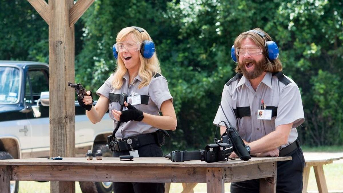 Kristen Wiig and Zach Galifianakis star in “Masterminds.”