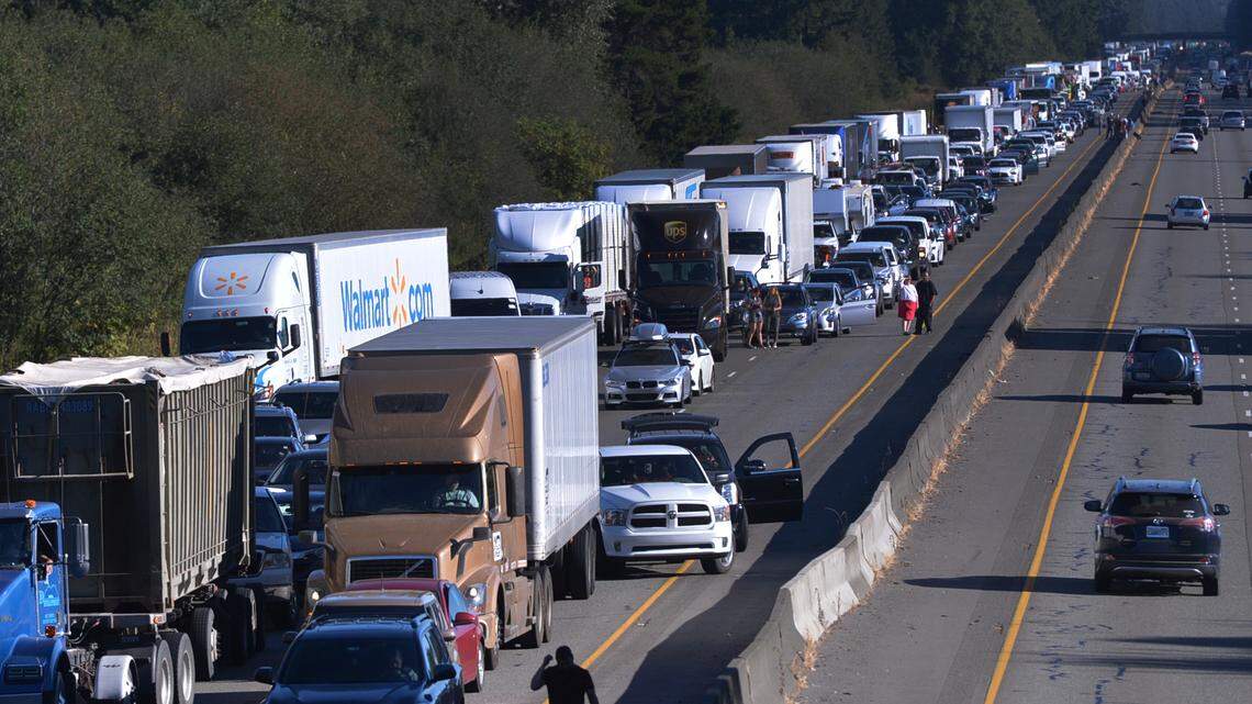 Reguladores y legisladores de California están revisando una política estatal que prohíbe los semirremolques y grandes camiones de plataforma de conducción autónoma en sus carreteras.