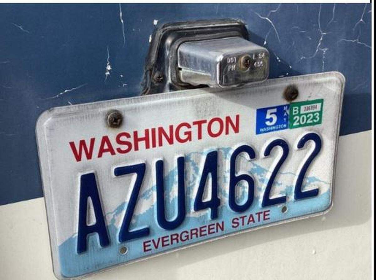 The RV, a 2001 Jamboree, has the following Washington state license plate: AZU4622.