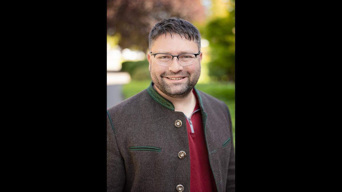 Lance Brender is running against Tumwater city council member Leatta Dahlhoff for the mayoral seat being vacated by Debbie Sullivan.