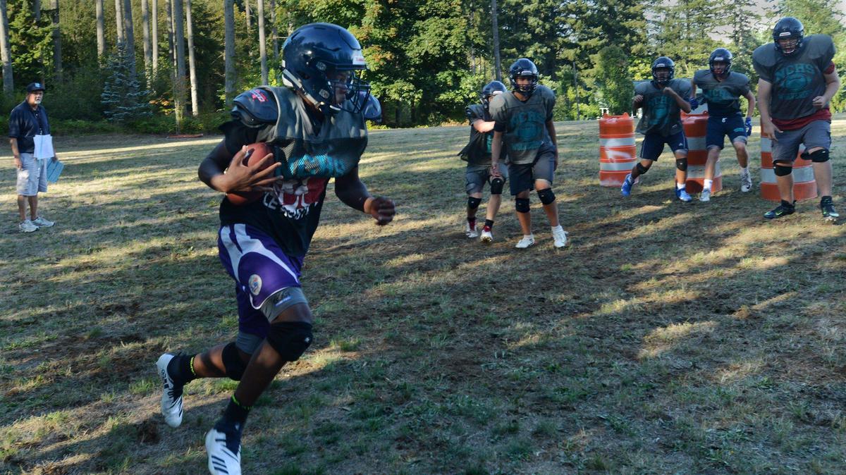 Navigators’ RB Daishun Nichols takes the pitch-out during Sept. 10th practice as Northwest Christian High School restarts their football program after an eight-year hiatus.