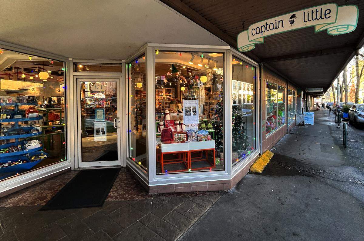 Captain Little at Fifth Avenue and Washington Street,Photo: Nov. 20, 2025