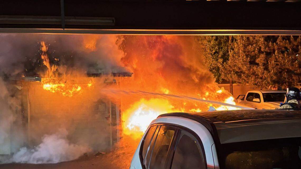 Puyallup apartment fire damages vehicles, garage units, fire officials say