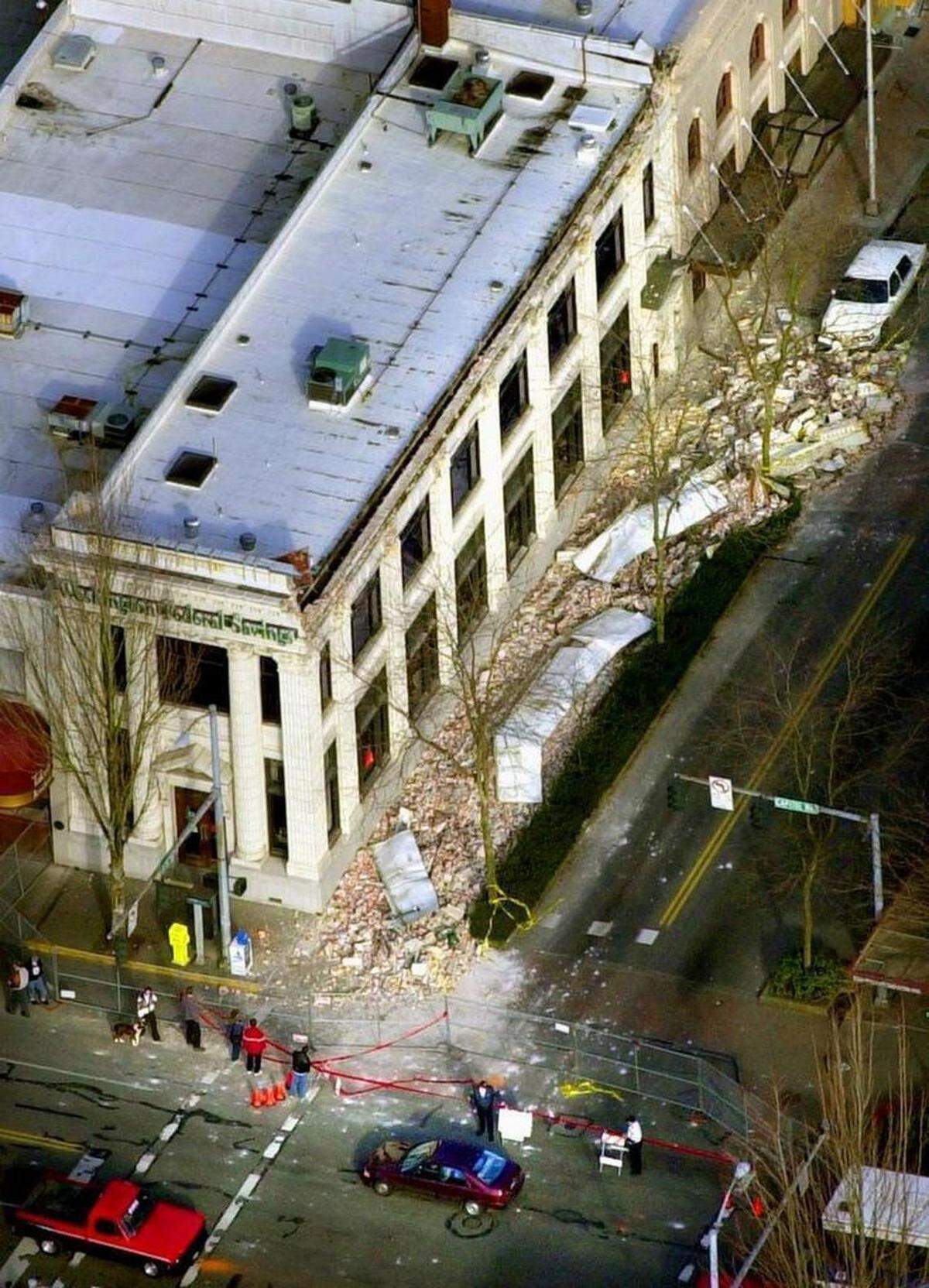 Rubble from the downtown Washington Federal Savings building rests on the sidewalk off Fifth Avenue in Olympia on Feb. 28, 2001, after a major earthquake rocked the region before 11 a.m.