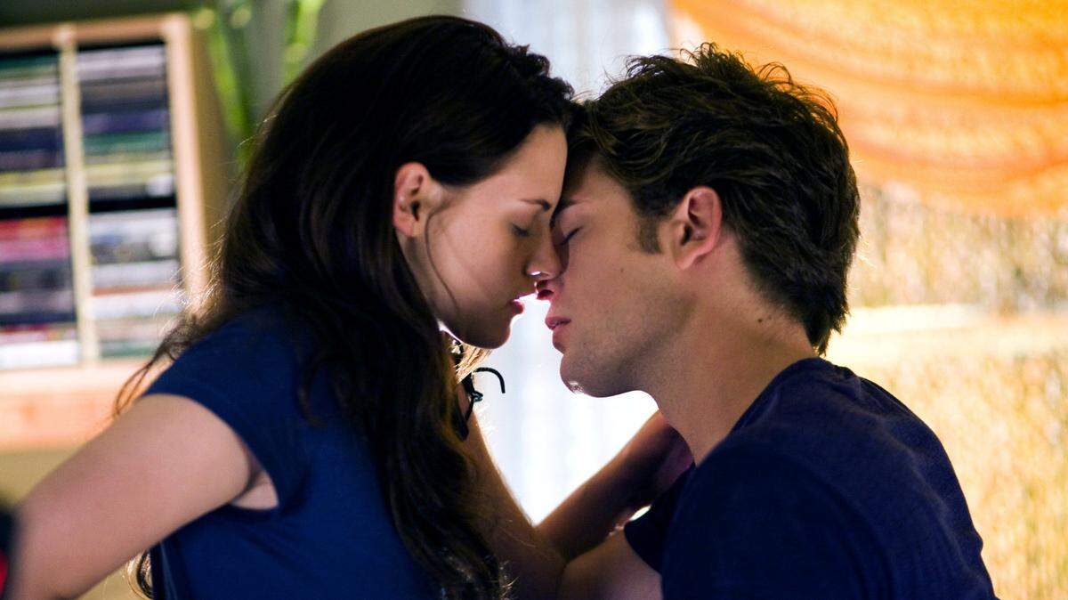 In this image released by Summit Entertainment, Kristen Stewart is Bella, left, and Robert Pattinson is Edward in a scene from the movie “Twilight.” The film will be screened Aug. 7 at Shelton’s Skyline Drive-in when “Twilight” author Stephenie Meyer will appear live to tout her new take on the vampire saga, “Midnight Sun.”