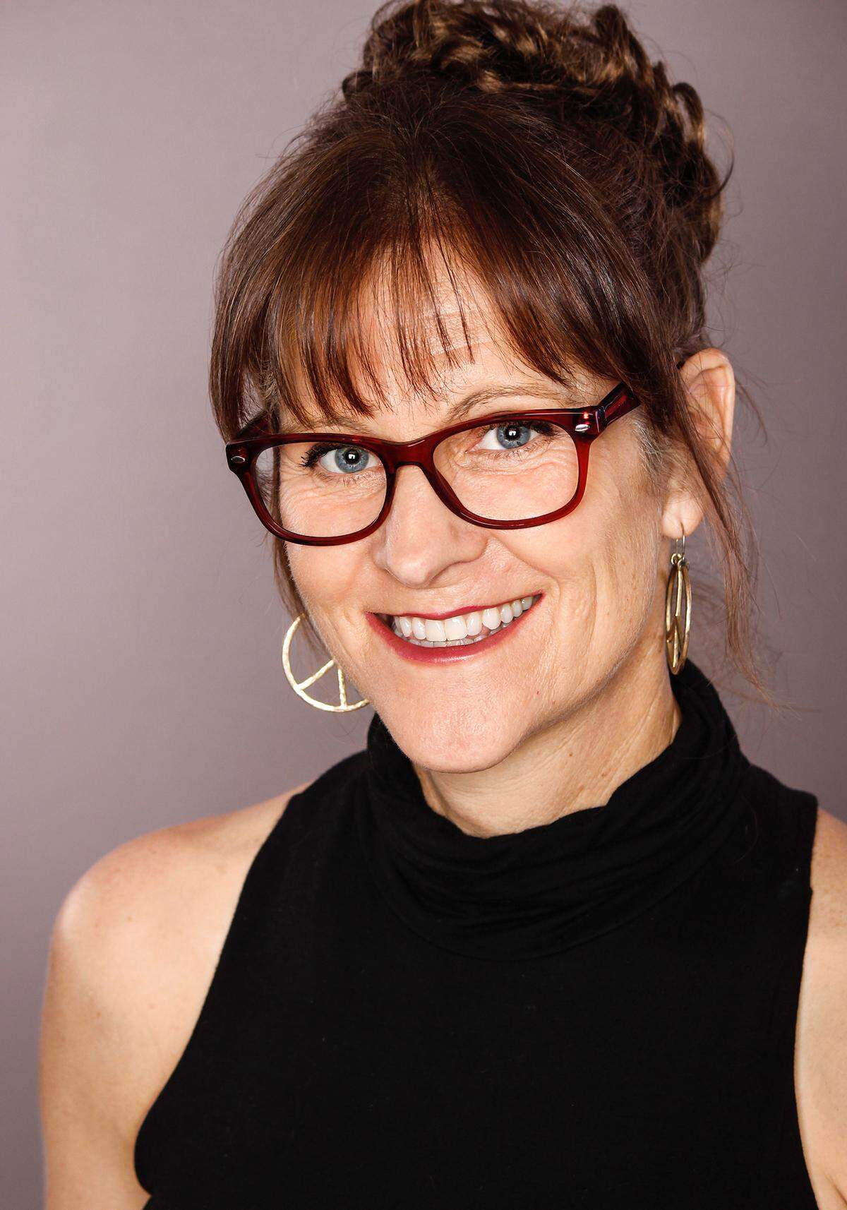 Karen Rontowski, who does both standup comedy and paranormal investigation, returns to Olympia on Friday, March 11, with the Ladies of Laughter tour.