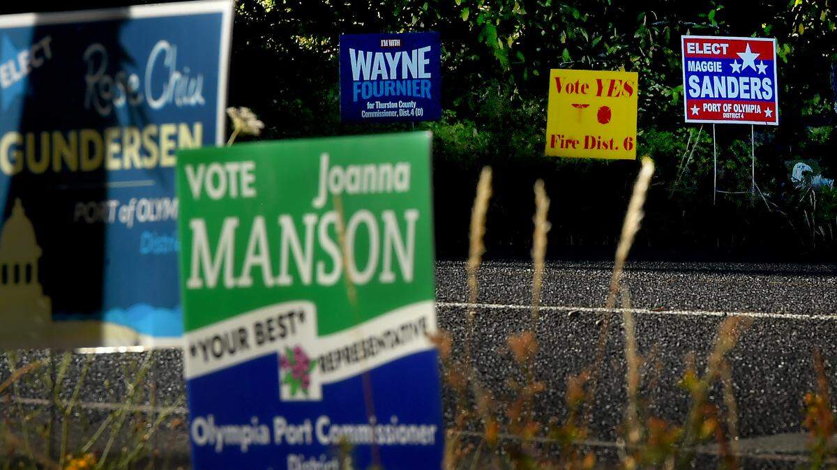Campaign signs at the intersection of Old Highway 99 Southeast and Rich Road Southeast.
