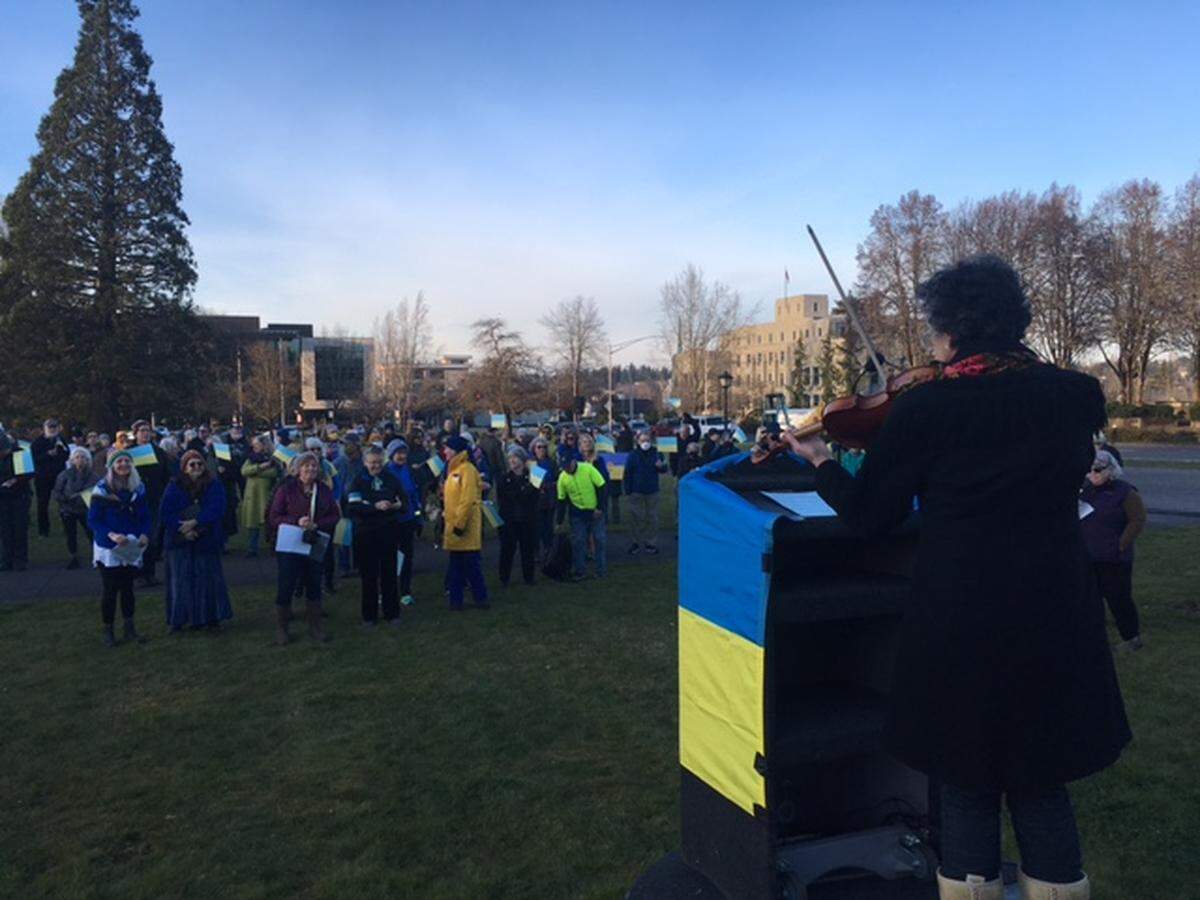 Fiddler Lisa Ornstein plays the national anthem of Ukraine for those who gathered to show solidarity for the war-torn country on Sunday.
