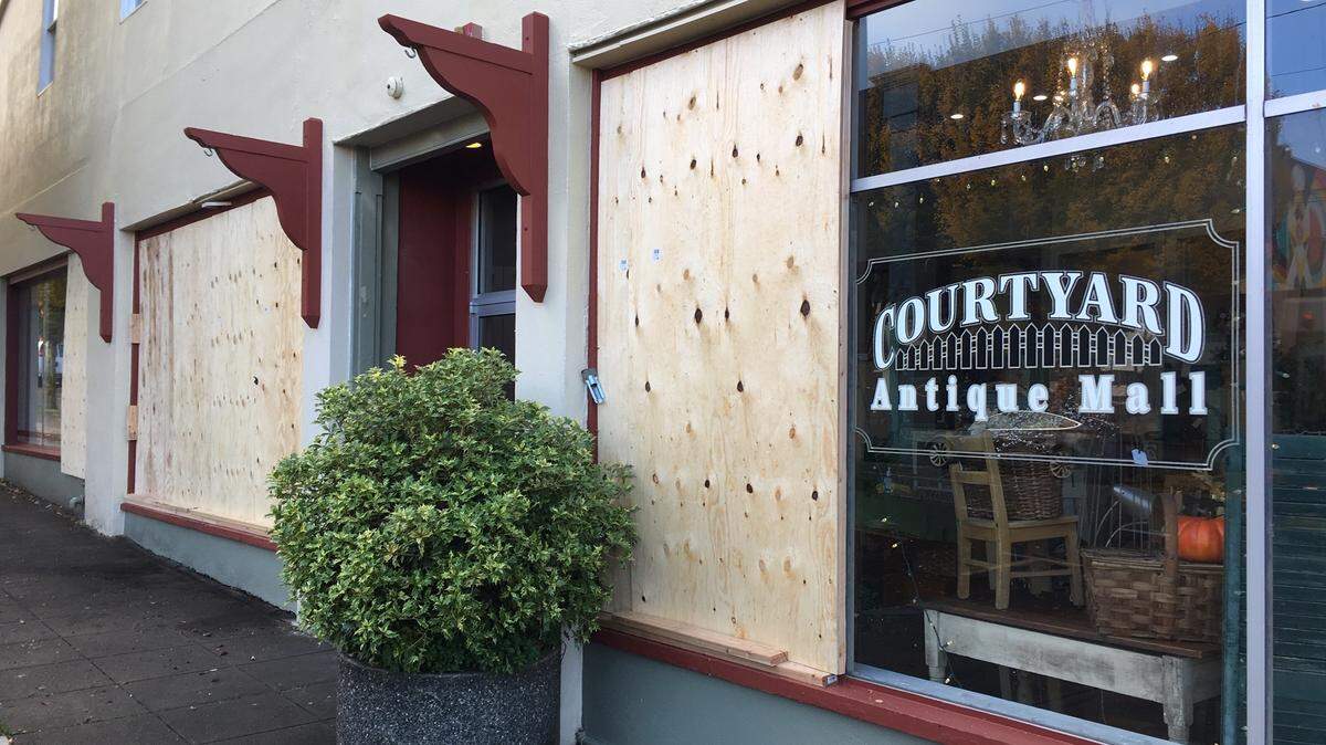 A 28-year-old man was arrested early Tuesday on suspicion of first-degree malicious mischief after he was seen smashing windows downtown with a table leg, according to Olympia police.