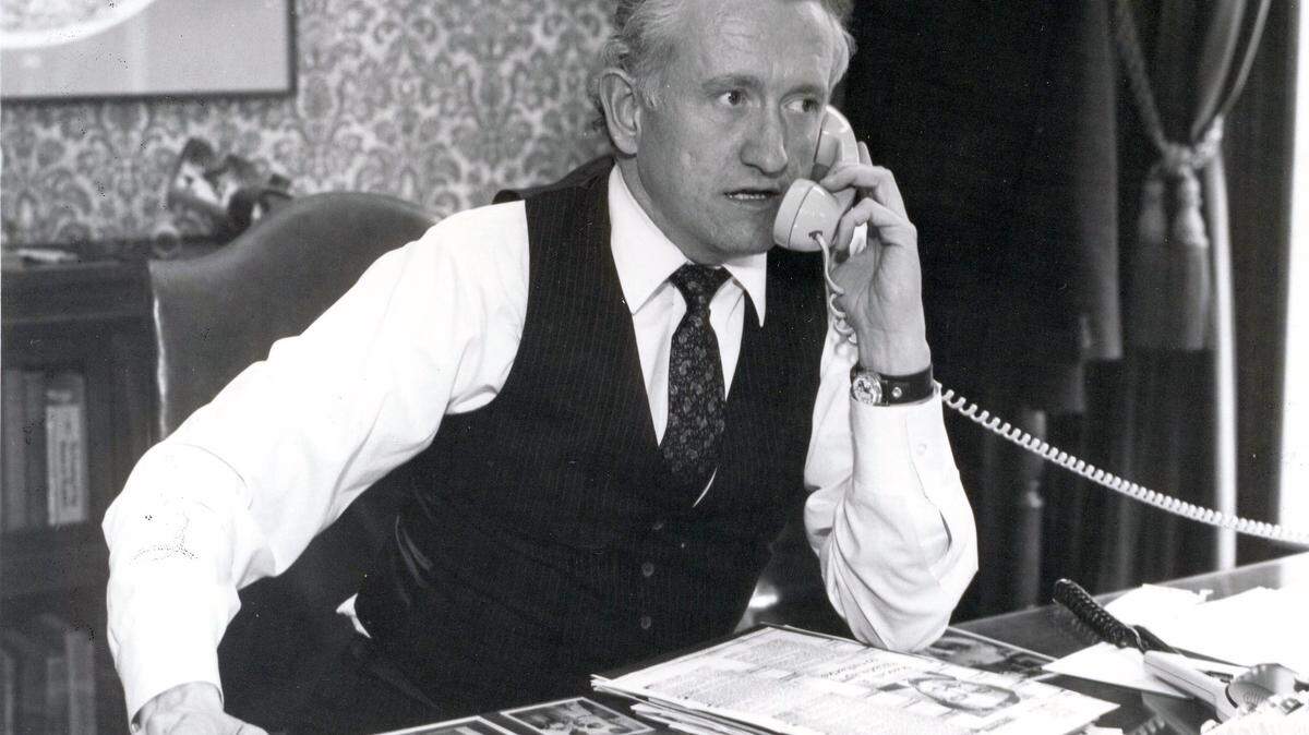 Former longtime Washington Secretary of State Ralph Munro shown here at work during his tenure from 1980 to 2001.