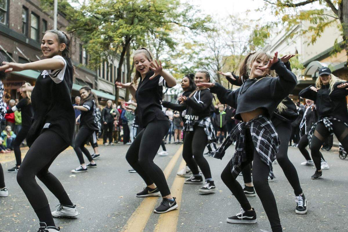 The new Arts Walk center for families and kids at Washington Street and Fifth Avenue has space for street performances, and Studio West Dance Theatre dancers will strut their stuff from 6:30 to 7 p.m. Friday.