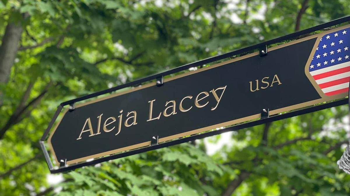 During his recent visit to Lacey’s sister city of Mínsk Mazowiecki, Mayor Andy Ryder was able to unveil a street in the Polish city that was named after Lacey. 