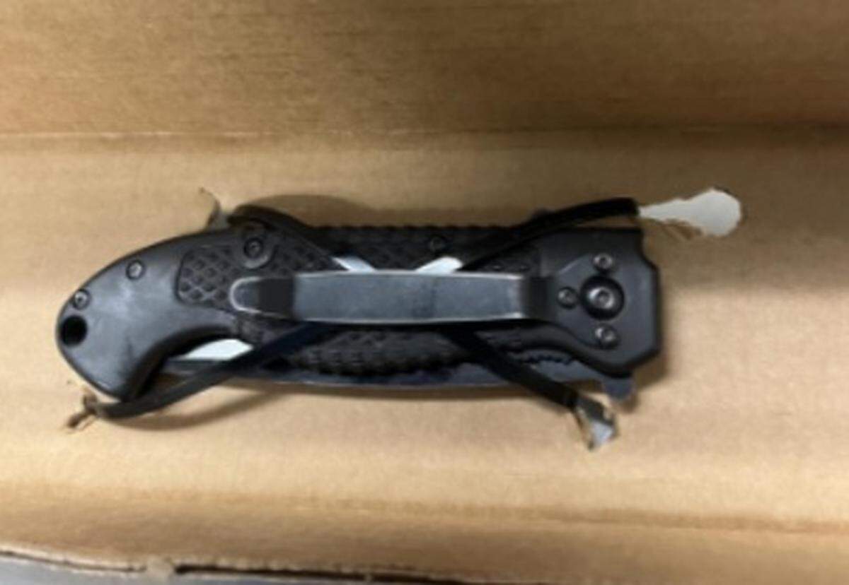 A photo of the suspect’s folding knife.