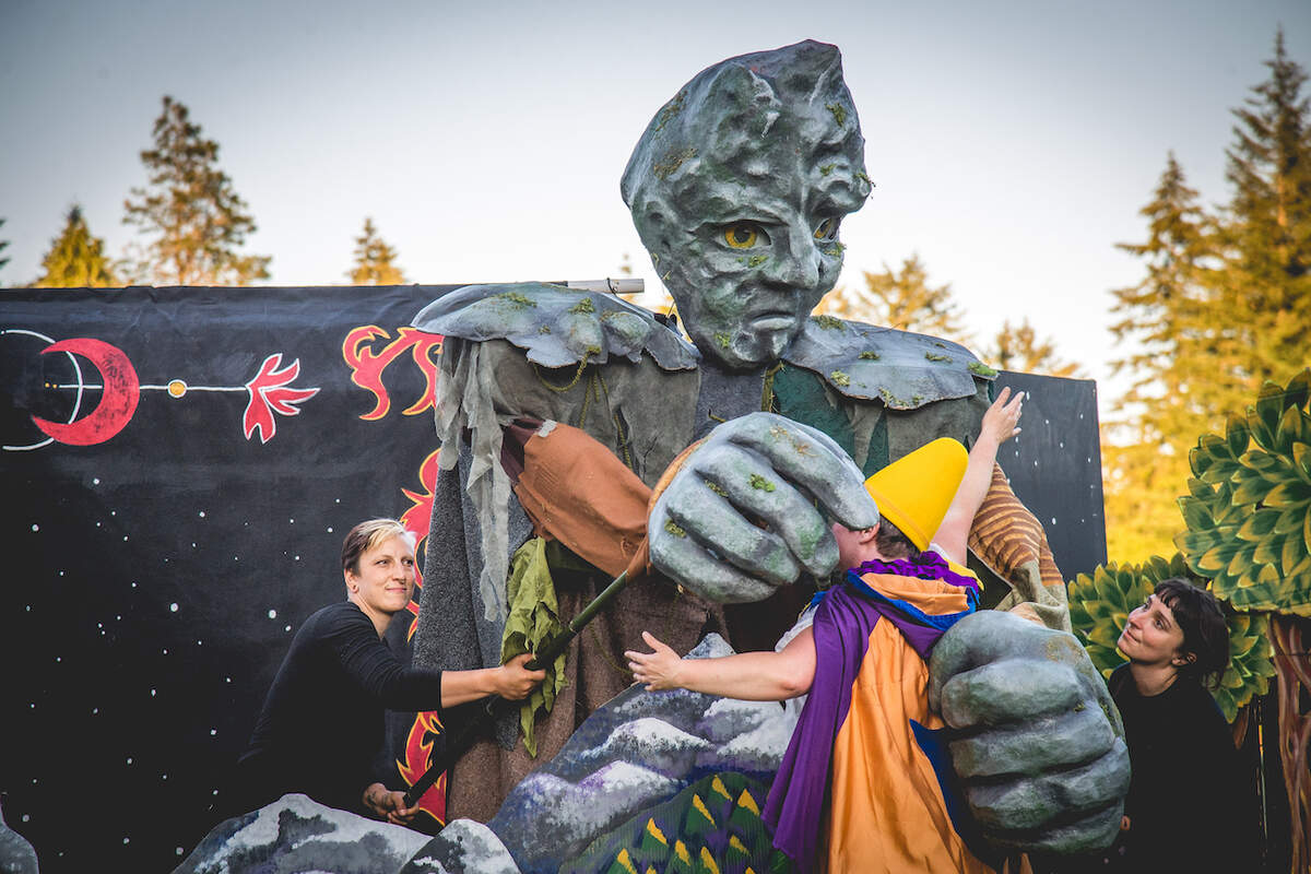 The bard (Luz Gaxiola) meets a giant in String and Shadow Puppet Theater’s “Far Away and Hard to Find.”