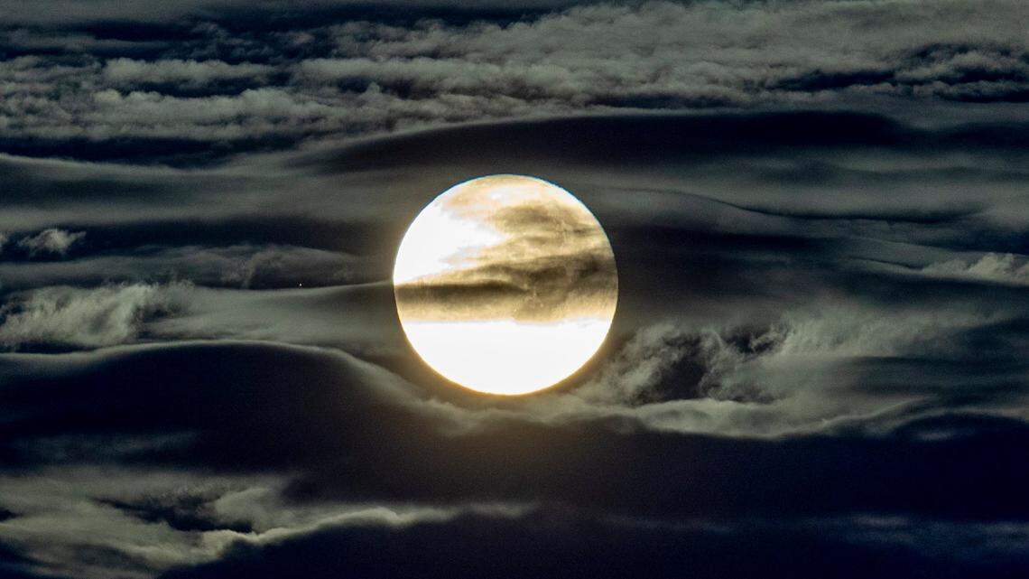 Don’t miss the first full moon of 2023. When to catch a glimpse in southwest Illinois