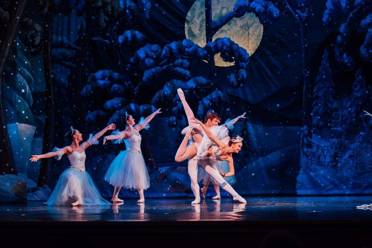 The pas de deux of the Snow Queen in The Nutcracker.