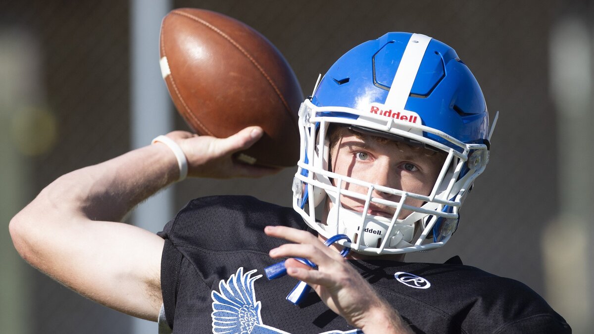 Elma junior quarterback Cody Vollan warms up during football practice at Elma High School on Tuesday, Sept.25, 2018.