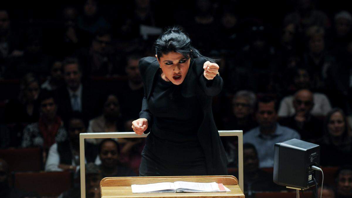 Alexandra Arrieche leads the Chicago Sinfonietta Global Dance Party in Chicago in 2014. Arrieche will conclude her first season with the Olympia Symphony Orchestra with a concert called “Olympians & Titans” at 3 p.m. Sunday, April 23.