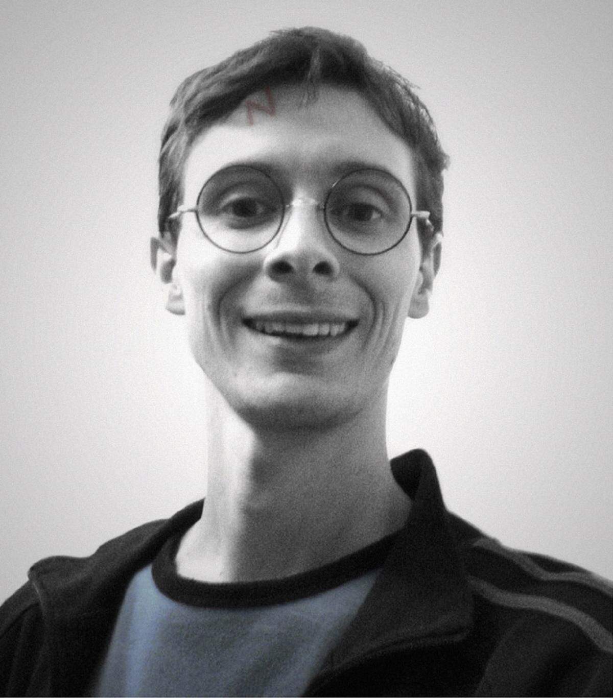 Paul Warren, who was Daniel Radcliffe’s stunt double in “Order of the Phoenix,” will be representing Harry again at this weekend’s Weekend of Wizardry in Tacoma.