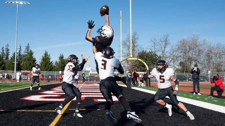 PHOTOS: Yelm tops Kennewick to advance to first state semifinal