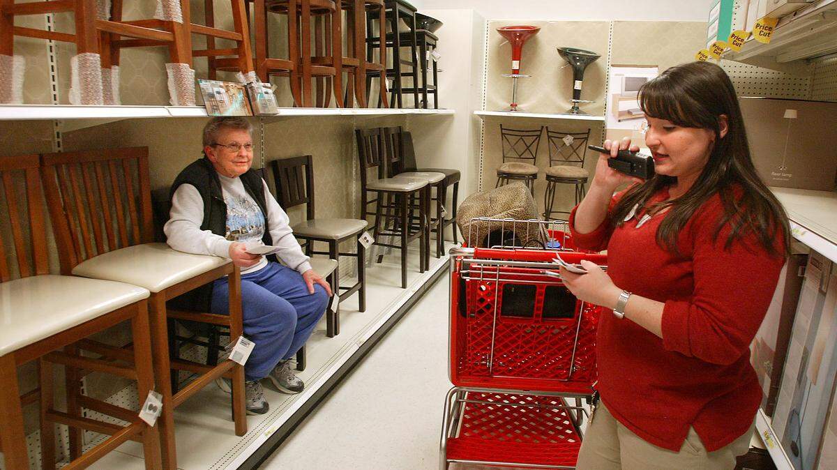 A 20-percent increase in holiday retail jobs is forecast by the state Employment Security Department.