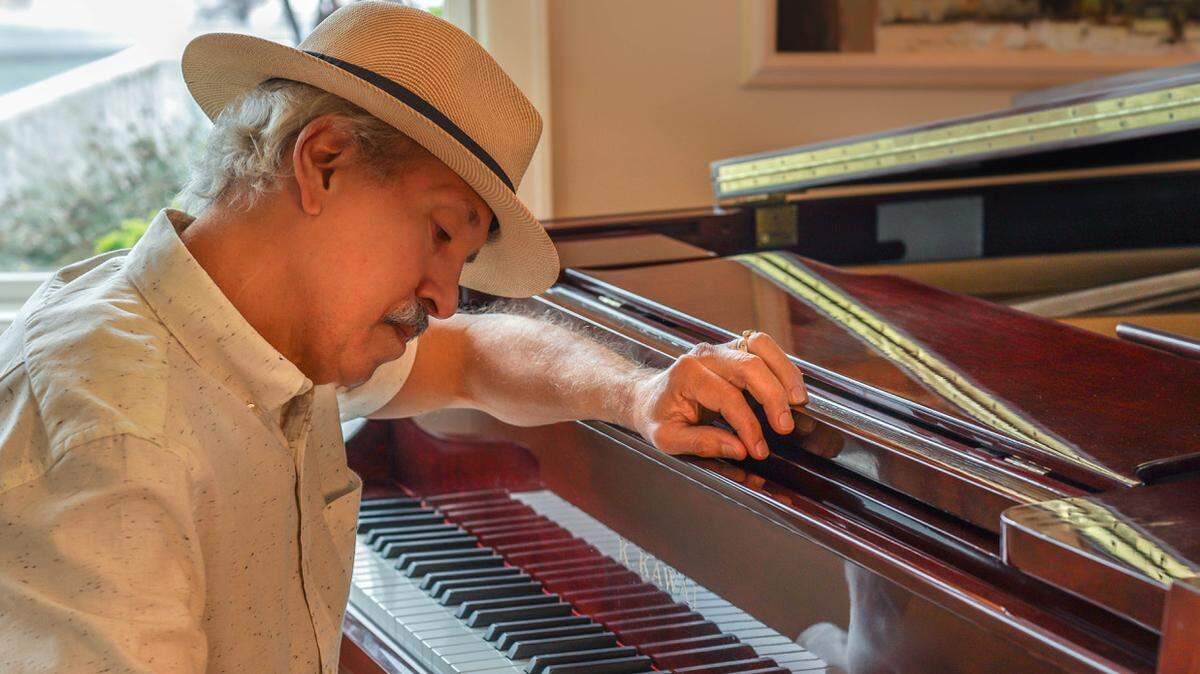 Olympia pianist Scott Cossu will kick off First Christian Church’s free noontime concert series this coming Friday.
