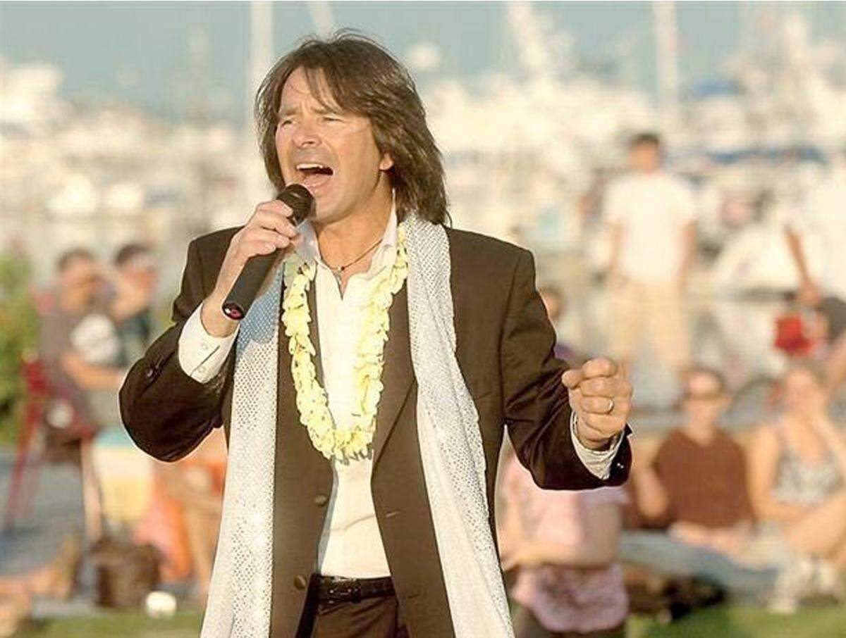 Neil Diamond Tribute singer Steve Kelley sings along with his band Cherry Cherry, which will perform at Lacey’s Huntamer Park on Saturday evening.