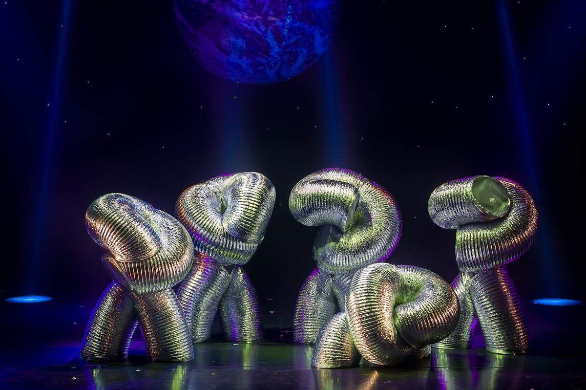 Aluminum tubes come to life in “The Aluminum Show,” a touring show stopping Sunday, Jan. 19, in Olympia.