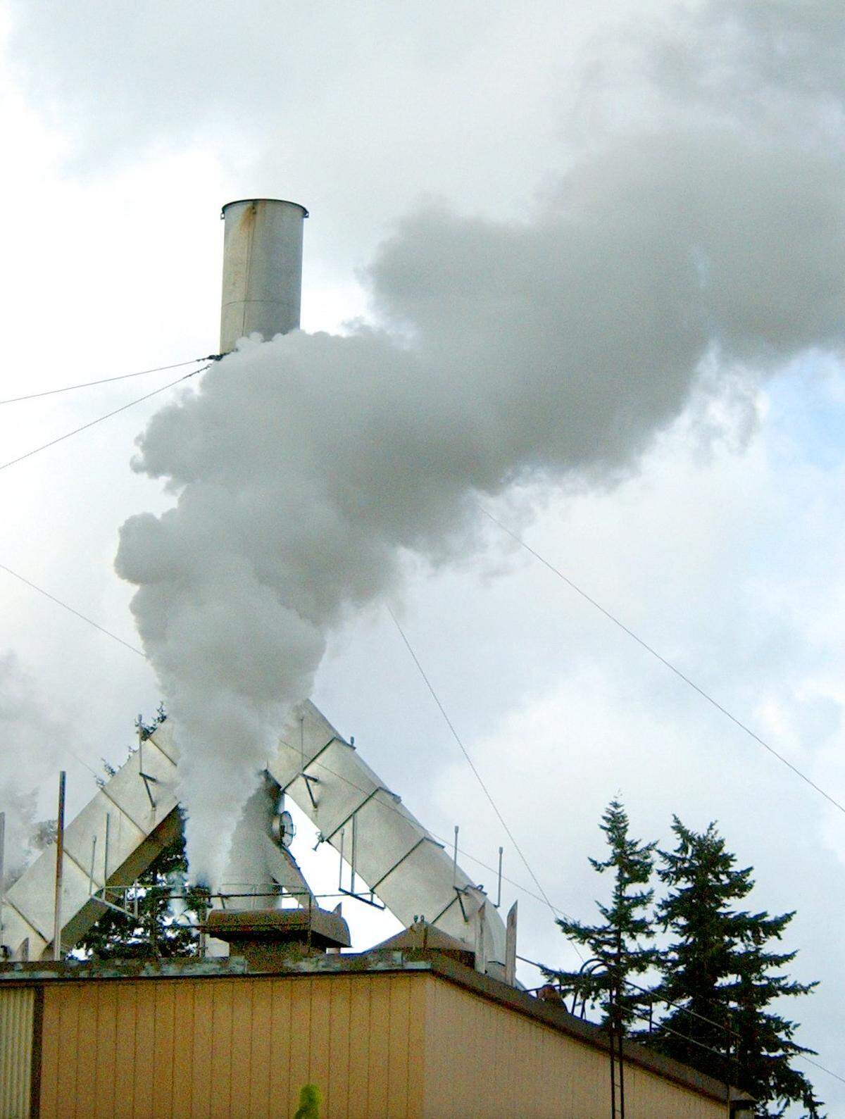 A1, 21.06.2003; Treating several hundred spectators to a series of long whistles, the final blasts resound through the air Friday evening June 20, 2003, and signaling the closure of the Miller Brewery. Steve Bloom/The Olympian