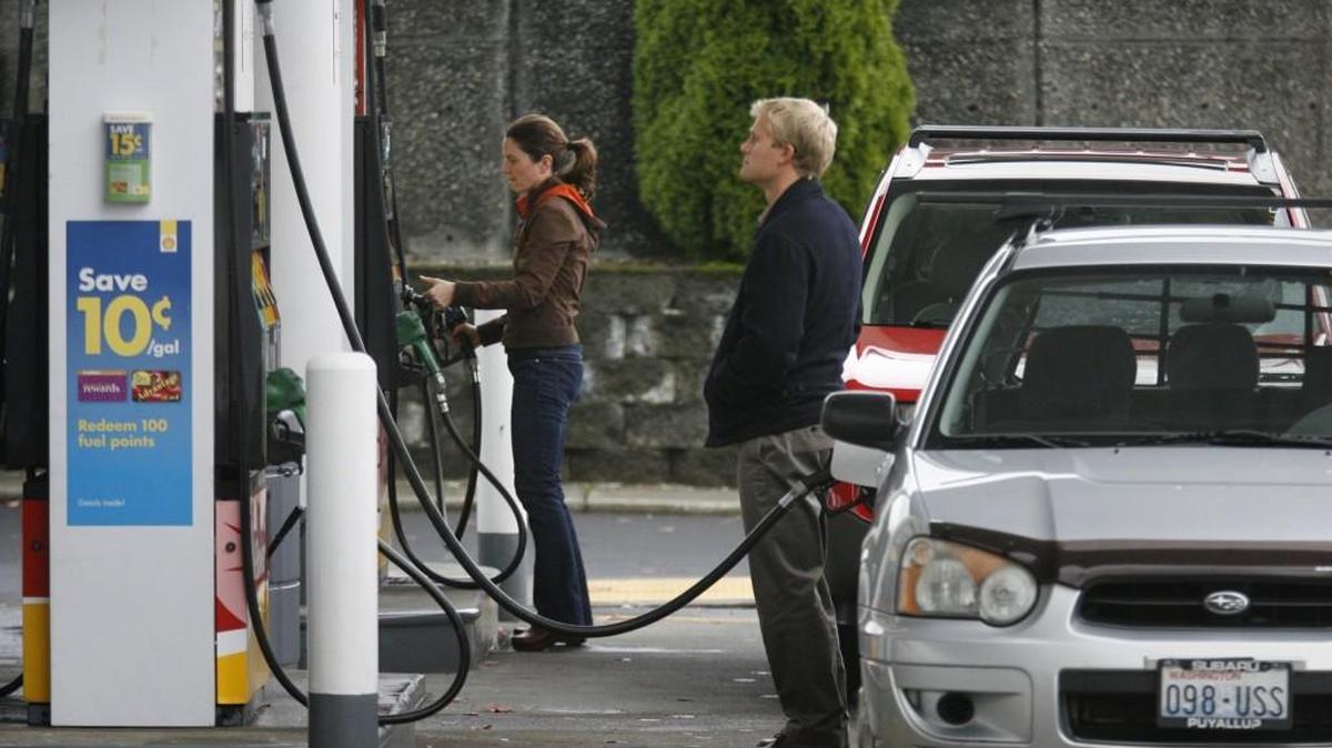 Average prices were 2.7 cents a gallon lower in the past week, according to the weekly review by fuel price monitoring service GasBuddy.