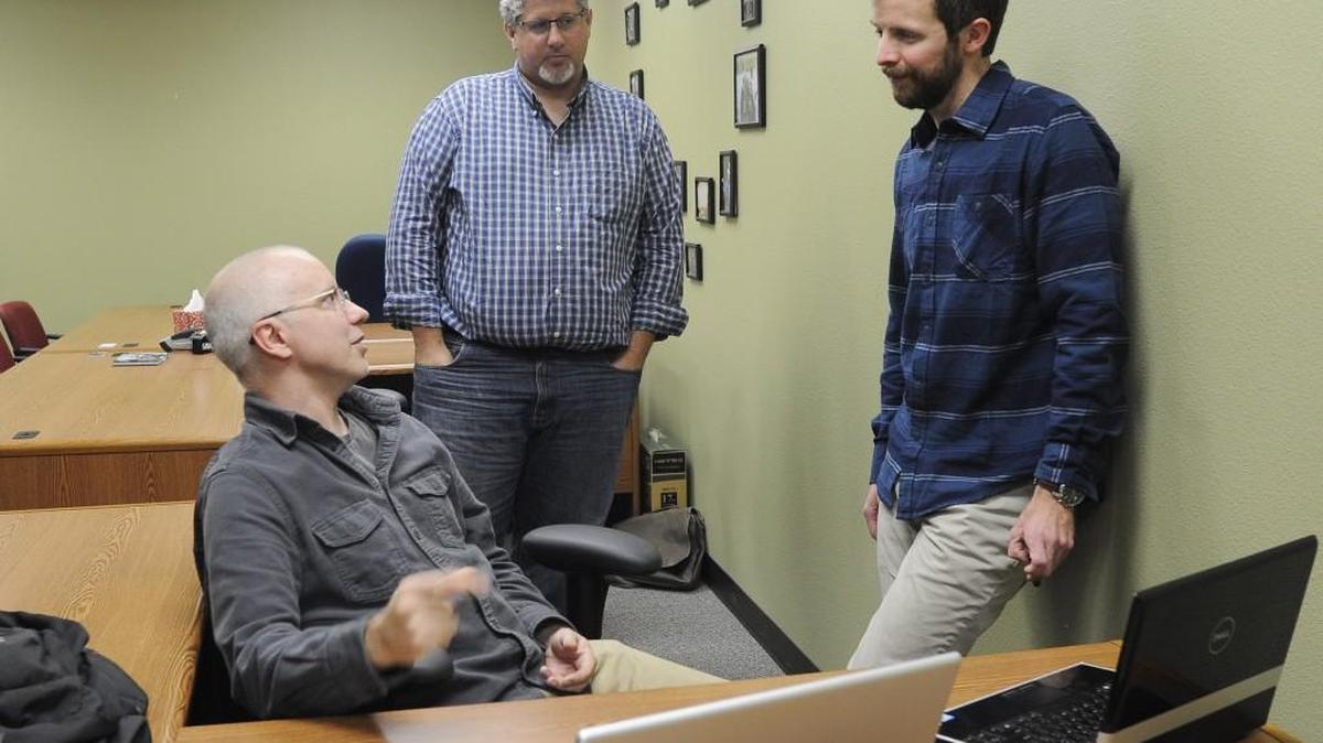 
Oly nnCo Shared Workspace owner Randy Roedell, center, chats with clients David Shackelford of Shackelford Consulting, left, and J. Soule Designs’ owner Jeremy Soule last week at the west Olympia site.
