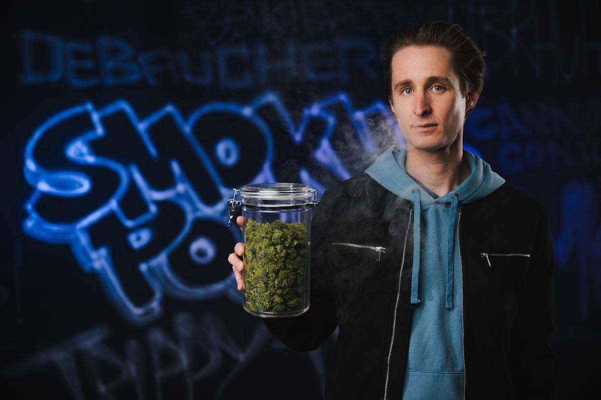 Ben Zabin offers high comedy in “Smokus Pocus.”