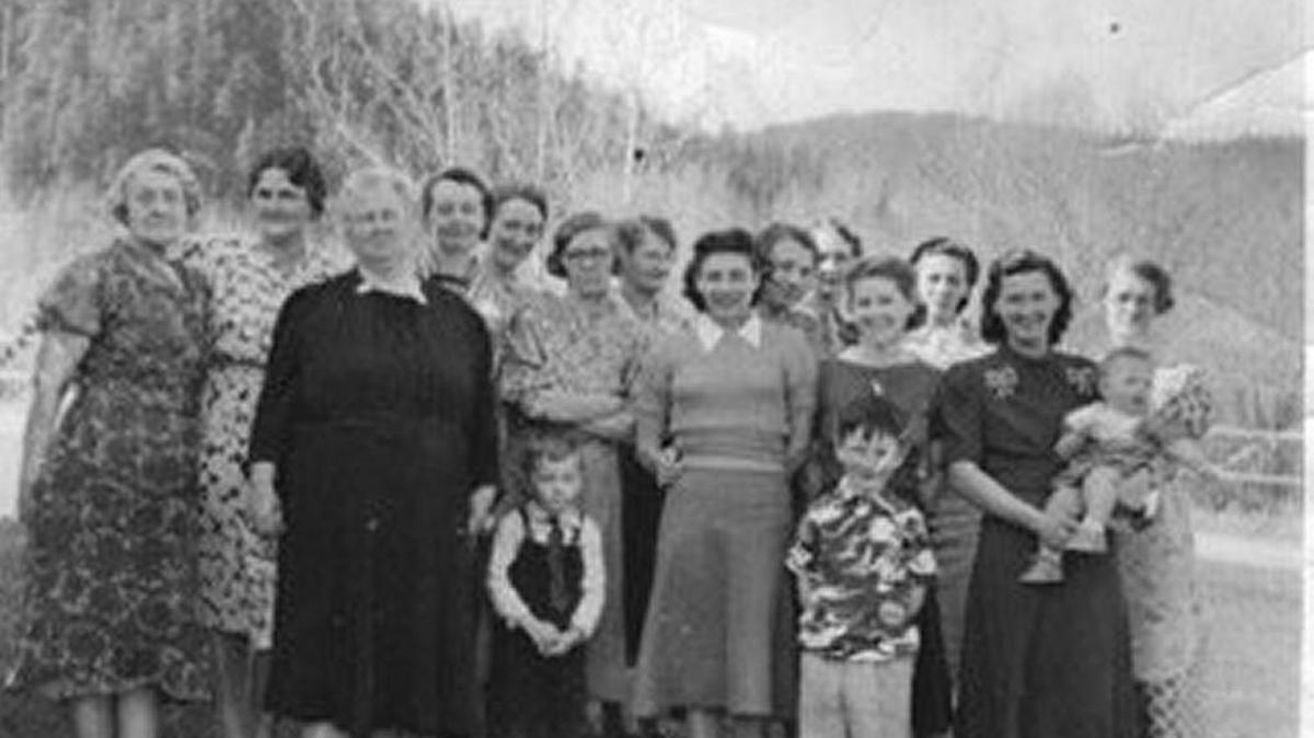 Dorothy Wilhelm’s mother, Marion Conway, pictured in the front row between the two boys, traditionally welcomed the New Year by banging on a metal dishpan.