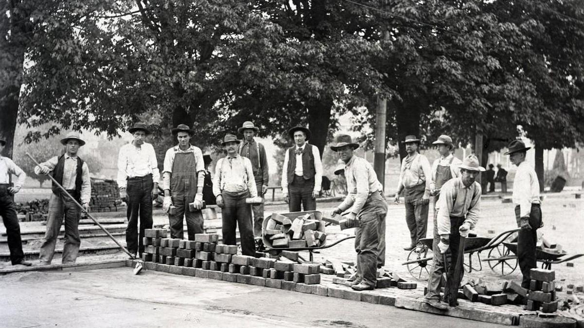 A crew paves Capitol Way (or, as it was once known, Main Street) in this photo from 1908, which was taken near what is believed to be Sylvester Park.