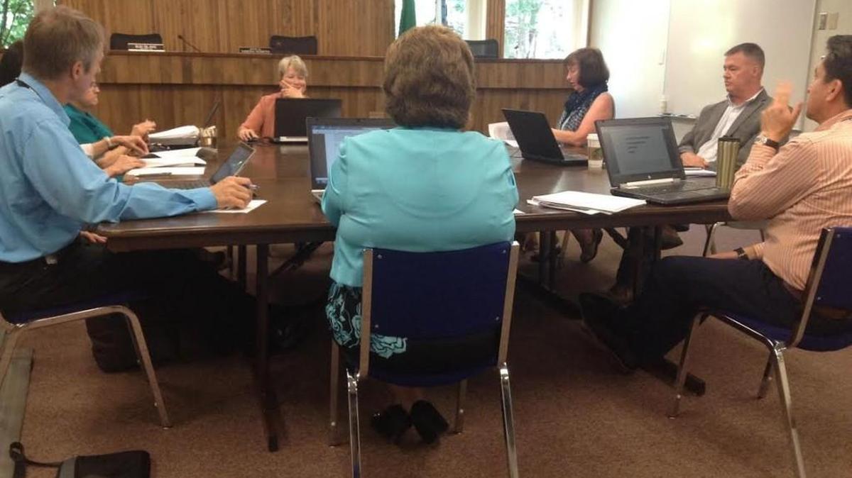 Thurston County Commissioners received a briefing on a new plastic bag ban survey on Wednesday.