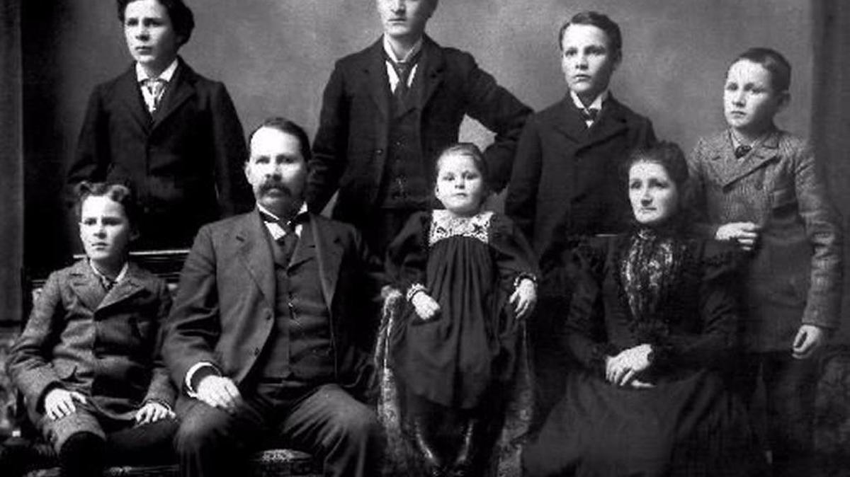 The Schmidt family, Leopold, Johanna, their five boys and one girl.