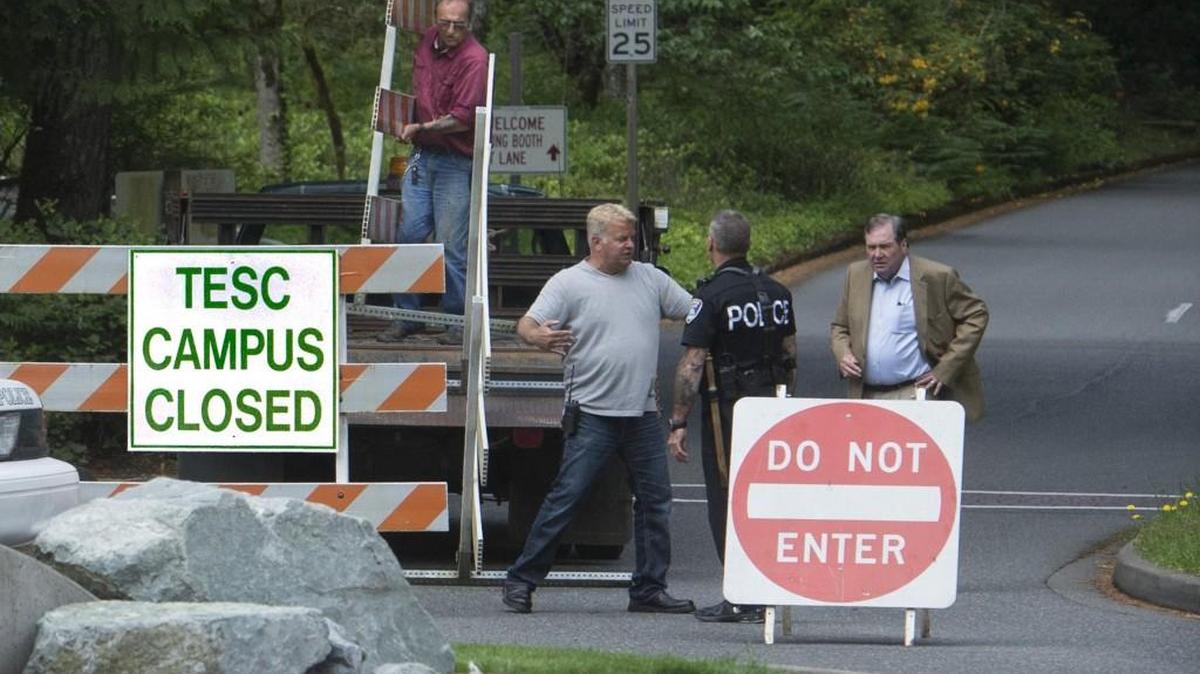 Campus staff puts up signs closing The Evergreen State College campus in Olympia after a threat prompted a student alert and evacuation on Thursday, June 1, 2017.