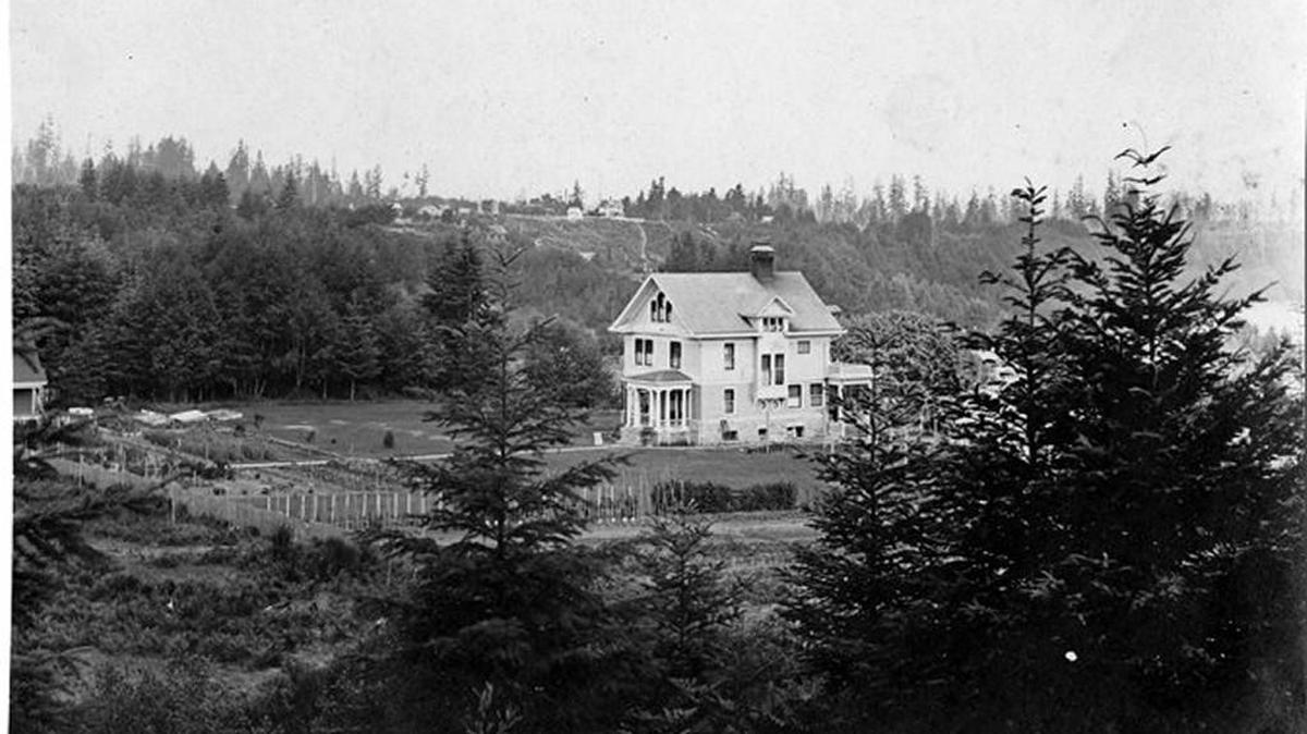The Schmidt House is shown in 1904.