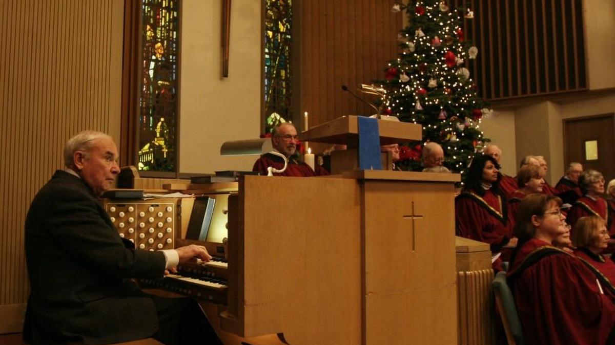 Andy Crow plays for the First United Methodist Church in Olympia in 2008. A June 8 memorial service is planned for Crow.