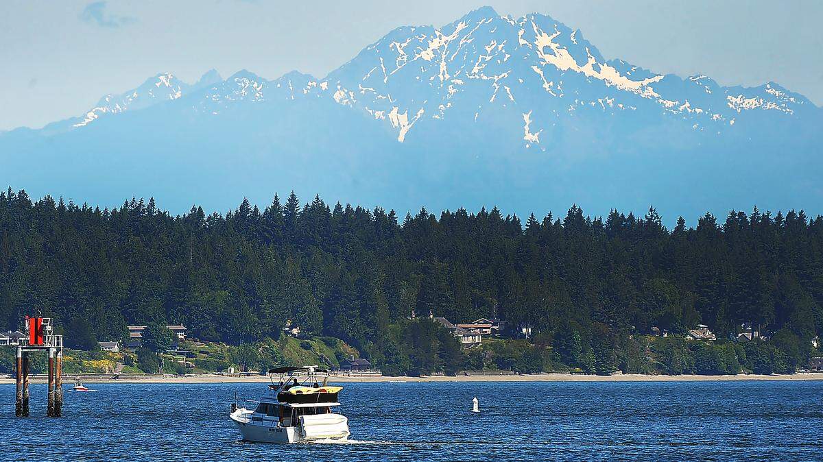 Budd Inlet boaters and kayakers take advantage of warm weather. With fall right around the corner, the National Weather Service expects a warmer than usual September in Olympia.