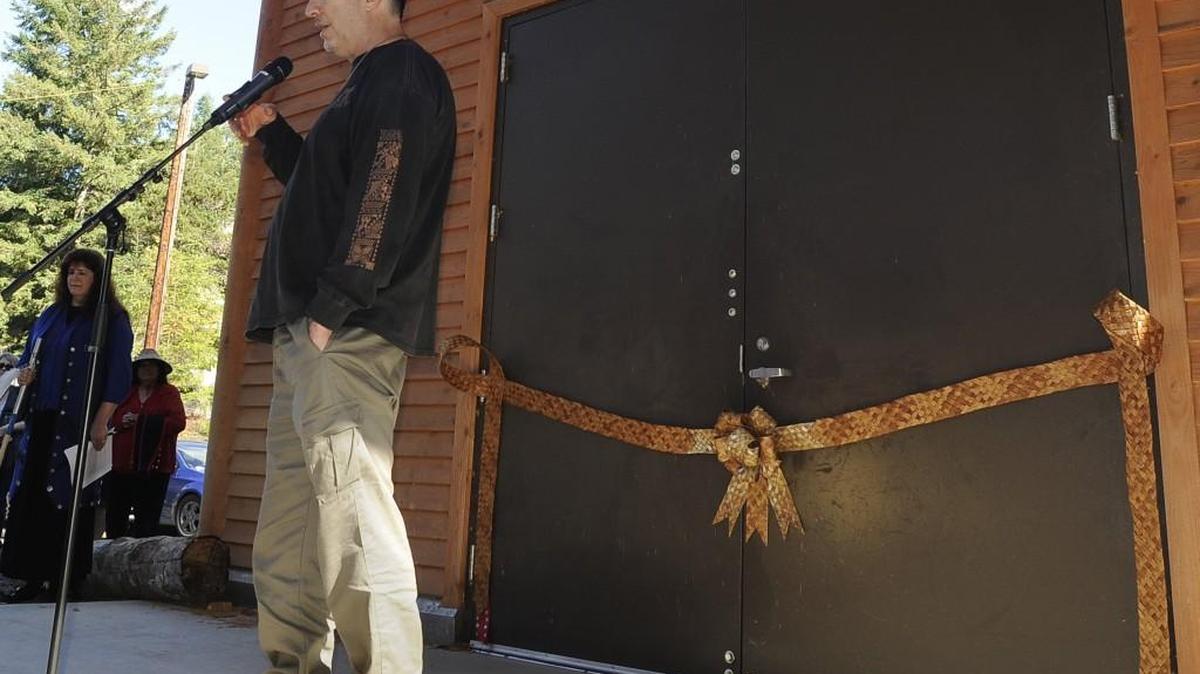 
Lyonel Grant,  lead designer and Maori-Te Arawa carver, shares his thoughts during the Fiber Arts Studio Dedication Ceremony at the Longhouse Carving Studio on the campus of The Evergreen State College Sept. 21, 2015. 
