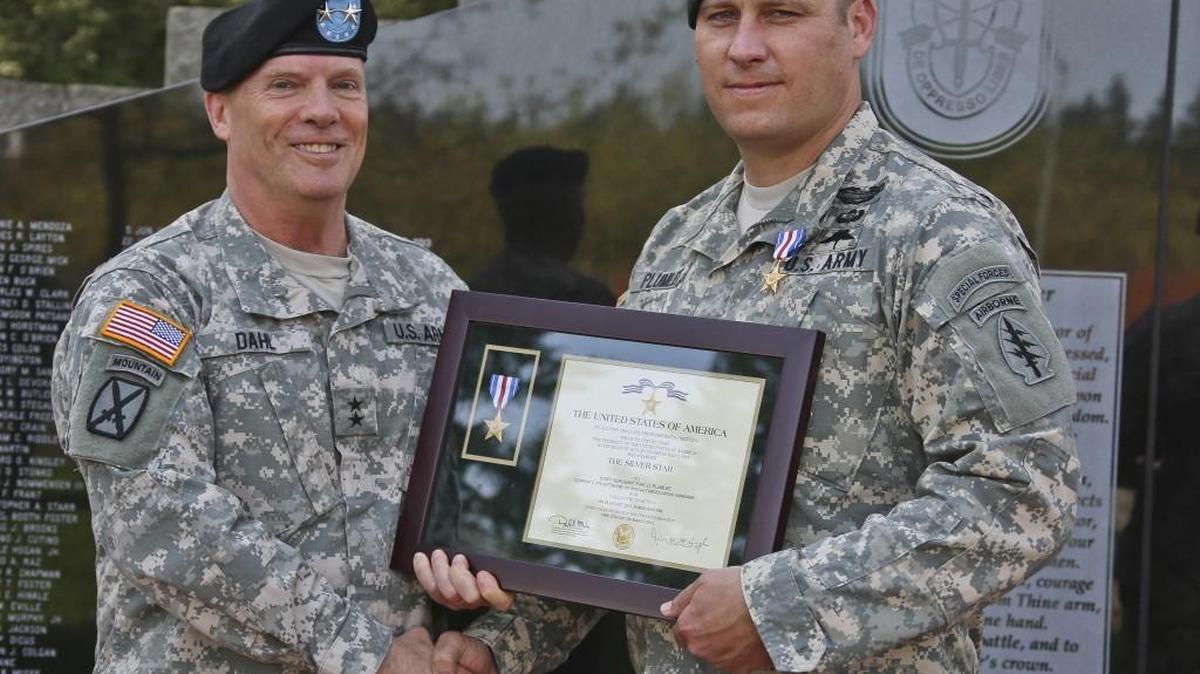 Sgt. 1st Class Earl D. Plumlee,right, assigned to 1st Special Forces Group, is presented the Silver Star Medal for his actions in Afghanistan at Joint Base Lewis-McChord in 2015.