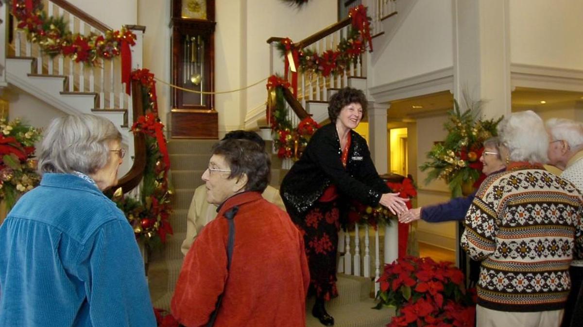Holiday garland and wreaths decorate the grand staircase of the Governor’s Mansion in 2007.