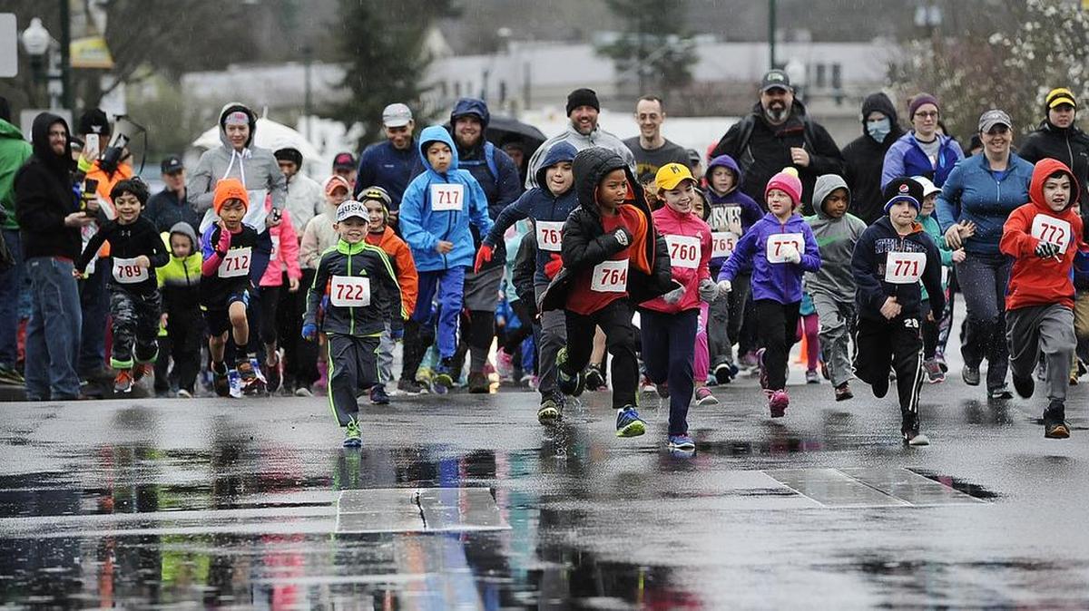 A wave of intrepid young competitors take off in the one-mile children’s run that was the warm-u[ event for the 2016 Donut Dash 5K.