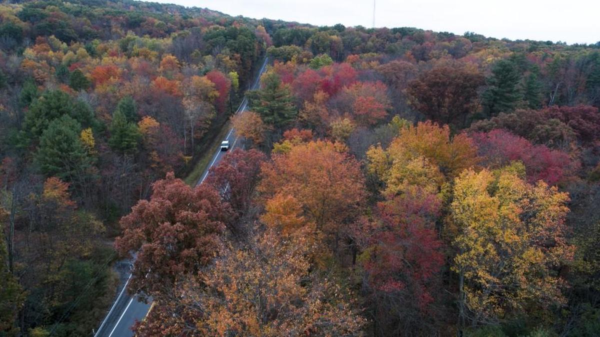 Fall colors begin to show along Route 209 in Reilly Township in Pennsylvania. Across the United States, 2017’s first freeze has been arriving further and further into the calendar, according to more than a century of measurements from weather stations nationwide.