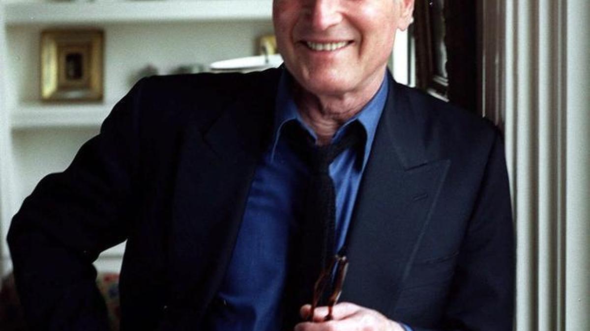 Actor Paul Newman poses at his apartment in New York in 1999.